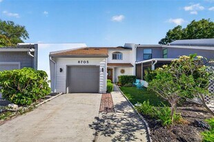 8705 Bay Pointe Dr in Tampa, FL - Building Photo