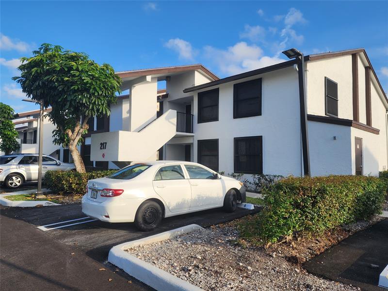 217 Lake Pointe Dr in Oakland Park, FL - Building Photo