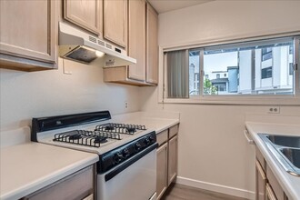 833 Capistrano Pl in San Diego, CA - Foto de edificio - Building Photo