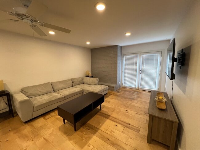909 Reinli St, Unit 112 in Austin, TX - Building Photo - Building Photo