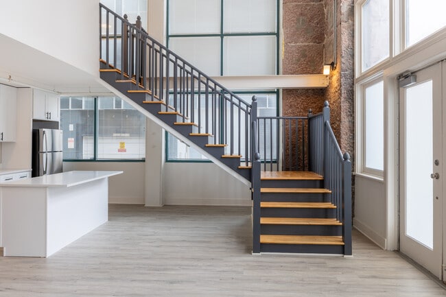 Six Cord in St. Louis, MO - Foto de edificio - Interior Photo