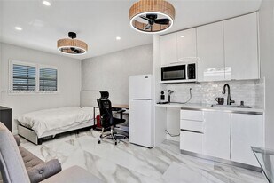 6761 Allen St in Hollywood, FL - Building Photo