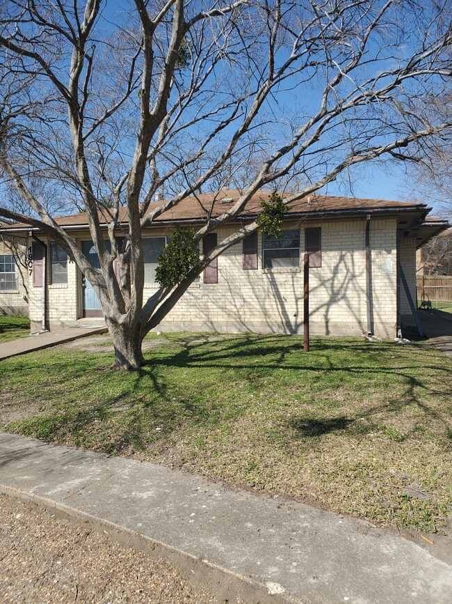 1907 Pine Tree Dr, Unit B in Bryan, TX - Foto de edificio - Building Photo