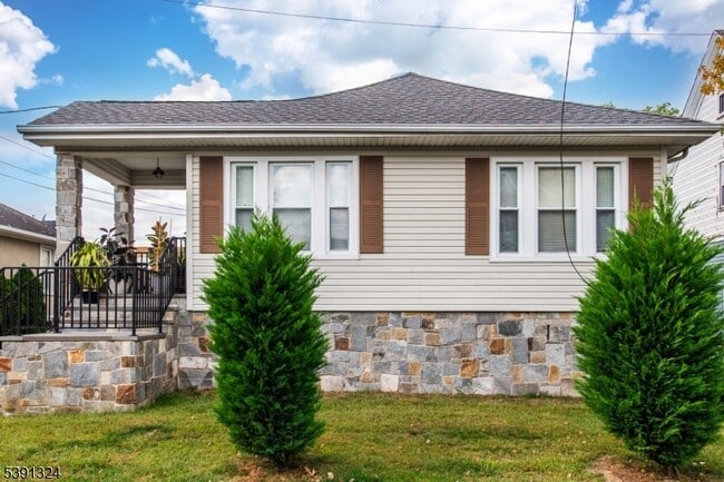 3 Grey Rock Ave in Little Falls, NJ - Building Photo - Building Photo