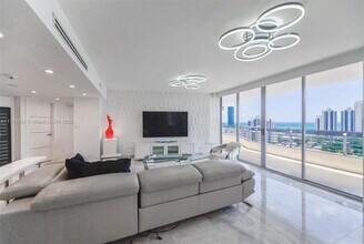19195 NE 36th Pl in Aventura, FL - Building Photo - Building Photo