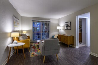 8787 Hammerly Blvd in Houston, TX - Building Photo - Building Photo