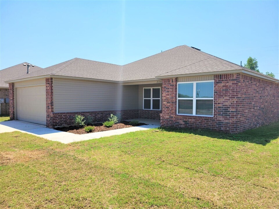 21242 Winding Brook in Harrah, OK - Building Photo