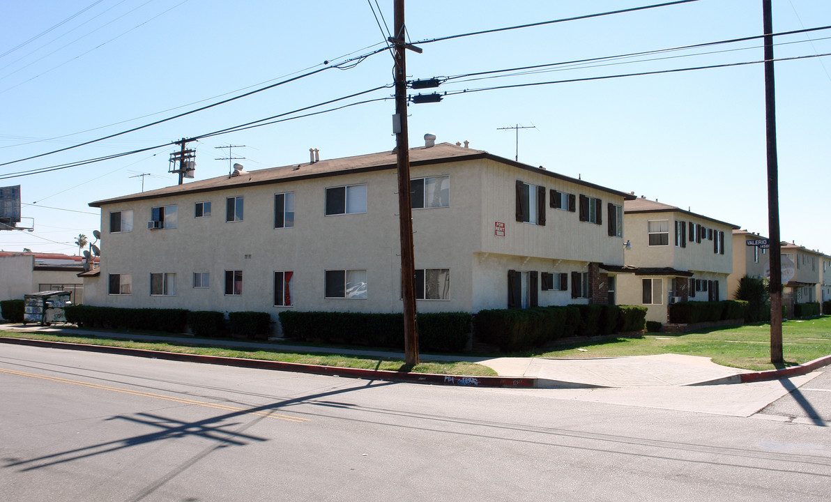 7352-7358 Vista Del Monte Ave in Van Nuys, CA - Foto de edificio