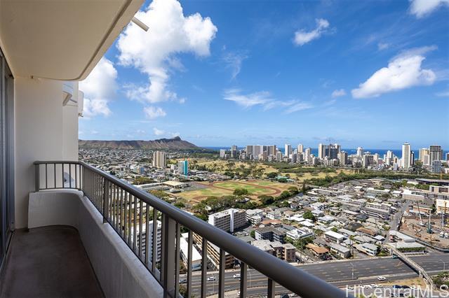 2825 S King St in Honolulu, HI - Building Photo