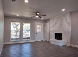 11216 Liberty School Rd in Azle, TX - Foto de edificio - Building Photo