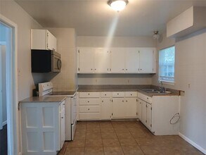 12133 Hoblitzelle Dr in Dallas, TX - Building Photo - Building Photo