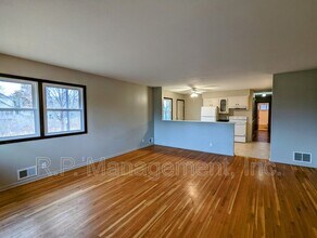 5117 Washington St NE in Minneapolis, MN - Building Photo - Building Photo