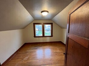 2053 S 68th St-Unit -2055 in West Allis, WI - Foto de edificio - Building Photo