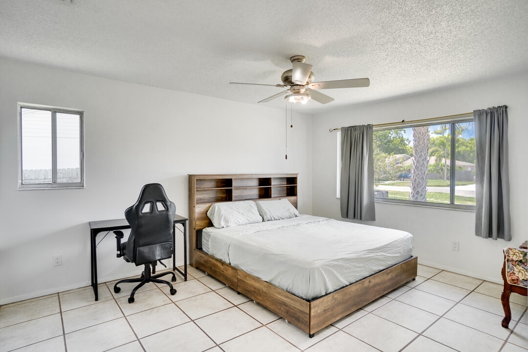 8724 Tall Pine Ln, Unit Master Bedroom in Orlando, FL - Building Photo