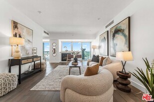 13600 Marina Pointe Dr in Marina Del Rey, CA - Building Photo