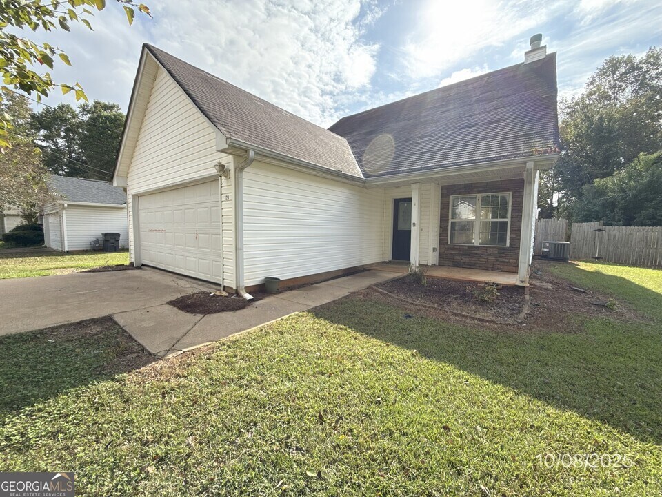 124 Waters Edge Dr in Locust Grove, GA - Building Photo