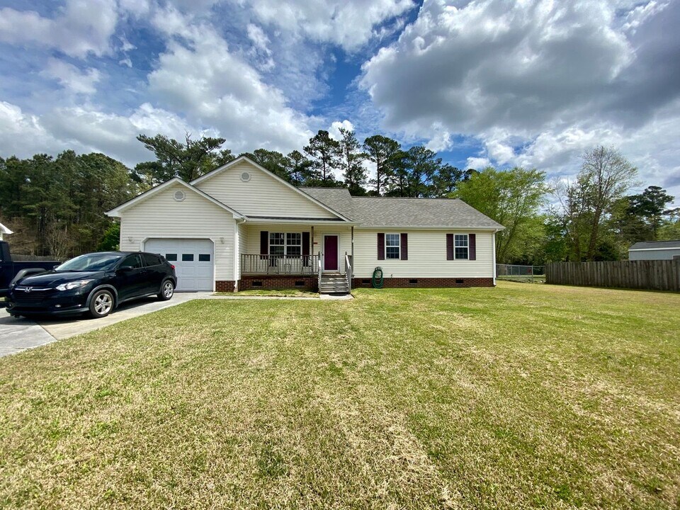 100 Kanton Dr in Jacksonville, NC - Building Photo