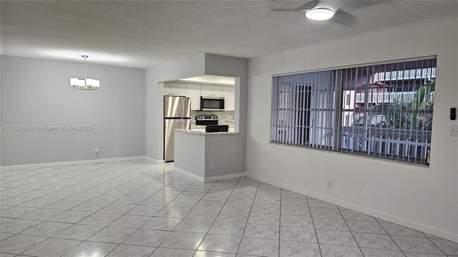 200 NE 12th Ave in Hallandale Beach, FL - Building Photo - Building Photo