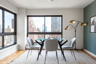 300 E 51st St in New York, NY - Foto de edificio - Building Photo