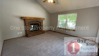 712 NE Adams Dr in Lee's Summit, MO - Building Photo - Building Photo