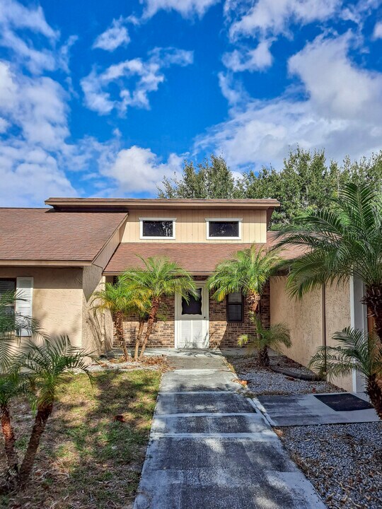 1155 Buttermilk Ln in Port Orange, FL - Foto de edificio