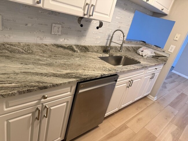 5560 Pine Aires Dr, Unit 5560 Pine Aires Dr in Sterling Heights, MI - Foto de edificio - Building Photo