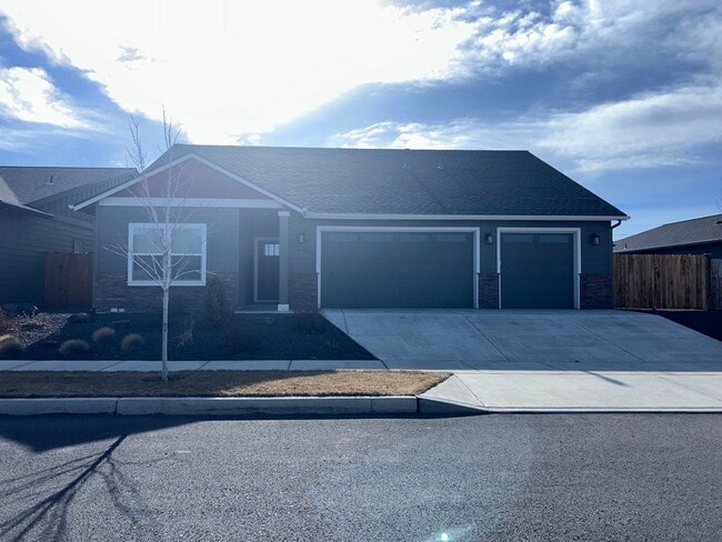 property at 4946 SW Zenith Ave