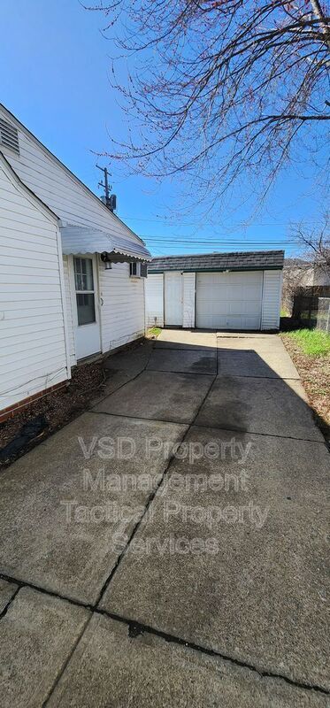 374 E 232nd St in Euclid, OH - Building Photo - Building Photo