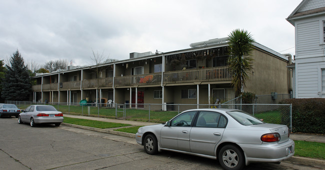 Parkside Apartments in Roseburg, OR - Building Photo - Building Photo