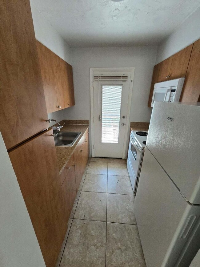 2151 NE 168th St in North Miami Beach, FL - Building Photo - Building Photo