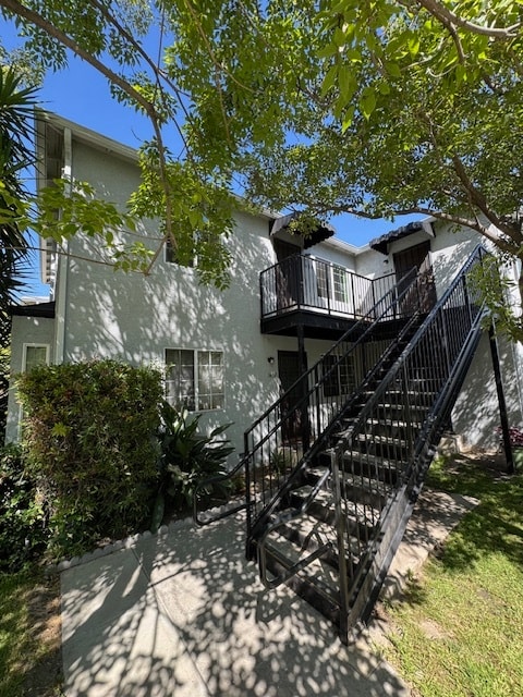 3415 W Alameda Ave, Unit A in Burbank, CA - Building Photo - Building Photo