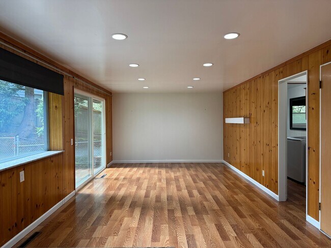 15905 SE Newport Way in Bellevue, WA - Building Photo - Building Photo