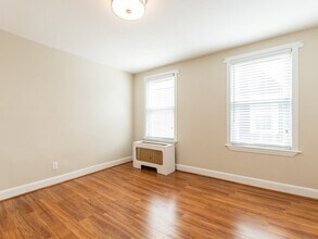 15 Russell Rd, Unit 2 in Somerville, MA - Foto de edificio - Building Photo