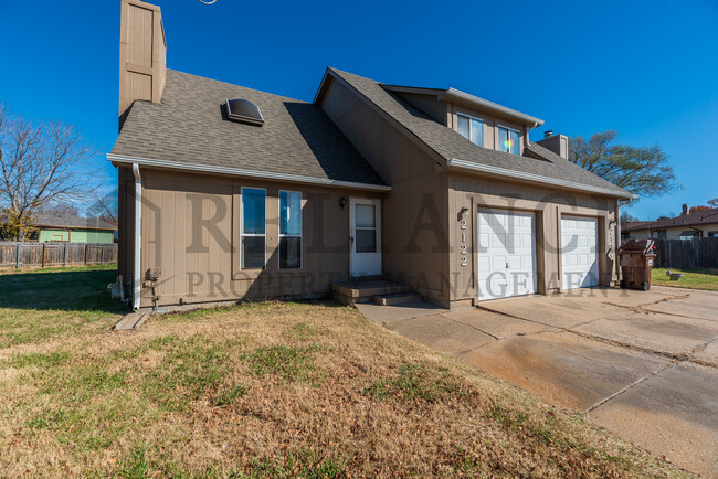 2122 S White Oak Cir in Wichita, KS - Building Photo - Building Photo