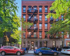 243 E 2nd St in New York, NY - Foto de edificio - Building Photo