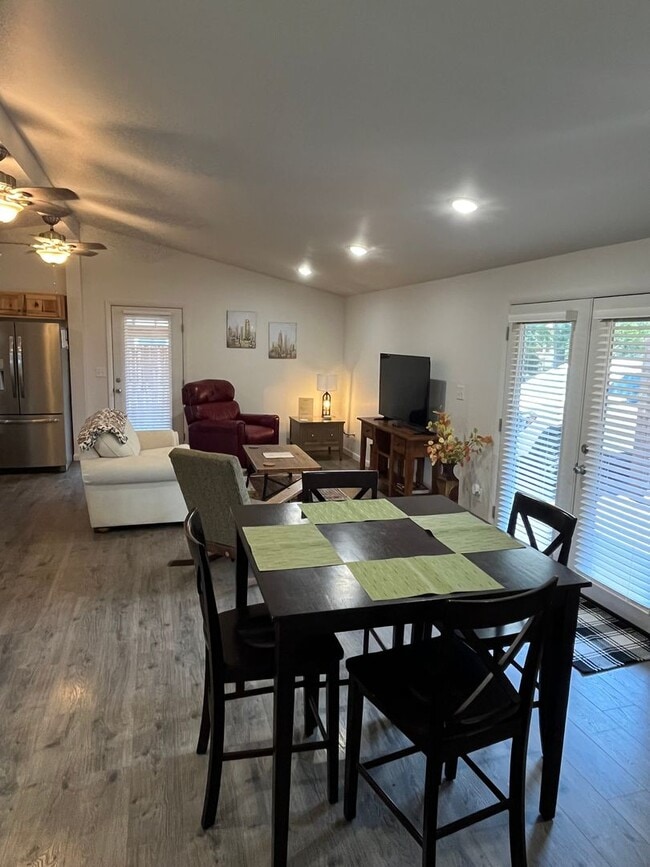 property at 3512 N Kingsley Dr