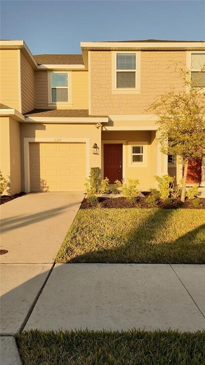 2207 Portrait St in Kissimmee, FL - Building Photo