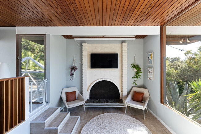 1548 W Via Rancho Pkwy