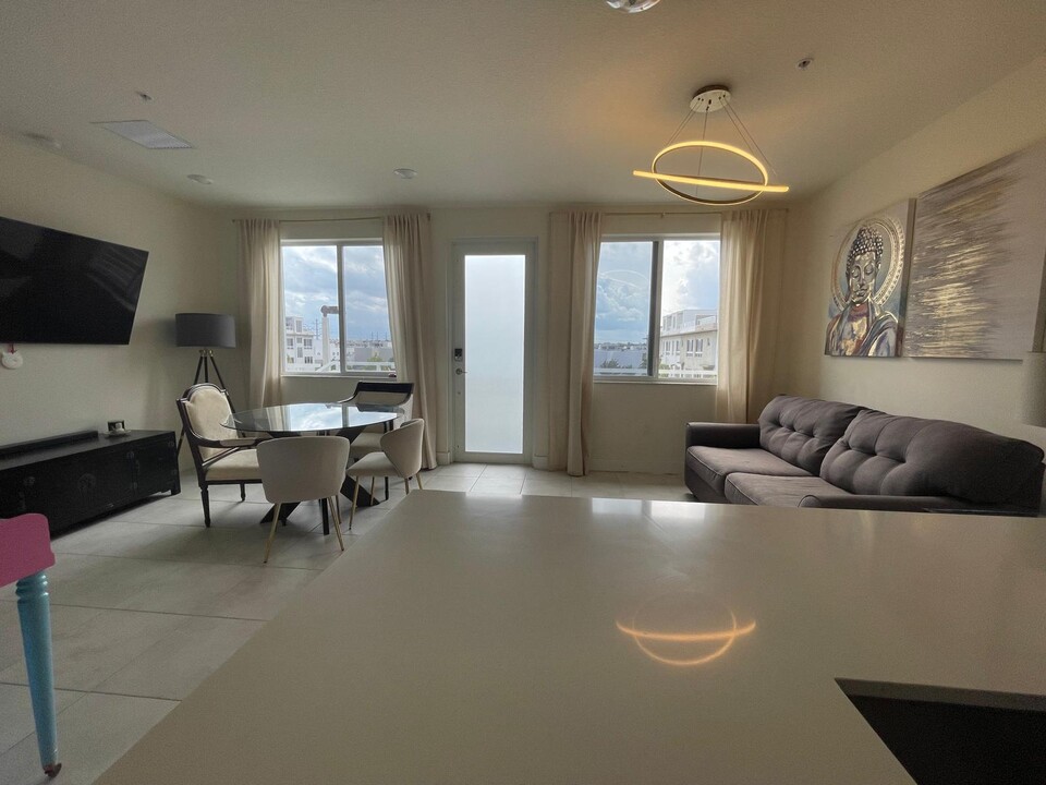 6425 NW 103rd Pl in Doral, FL - Building Photo
