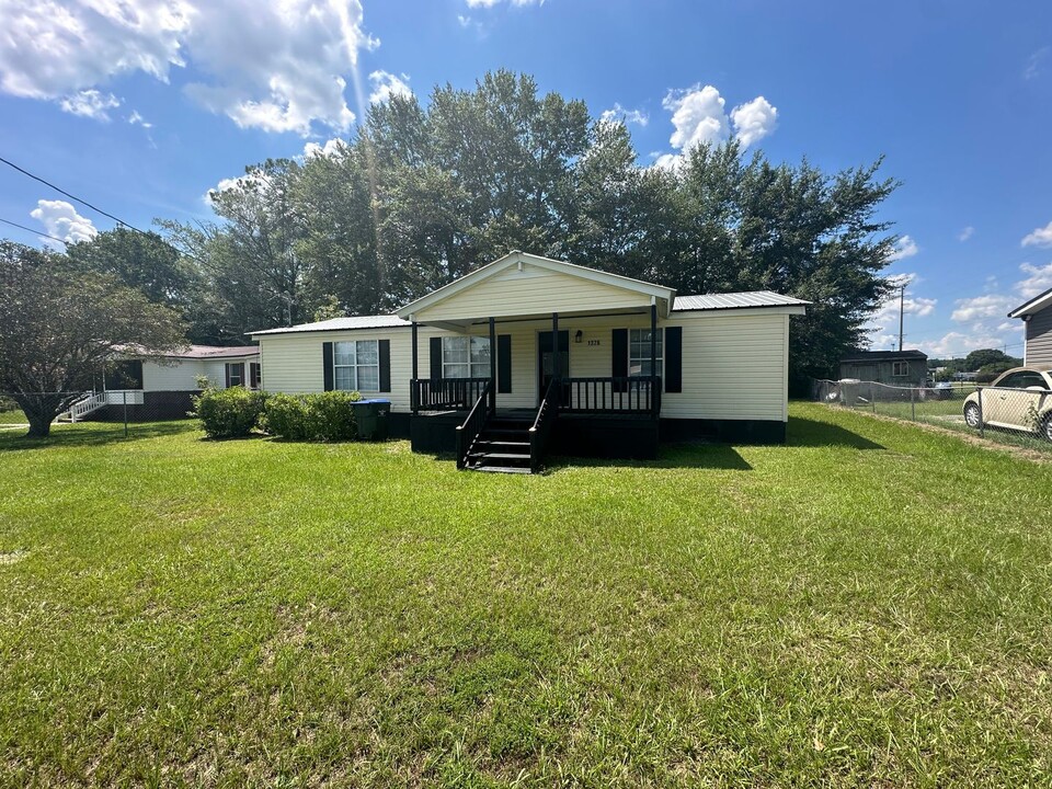 1376 Fleetwood Cir in Douglas, GA - Building Photo