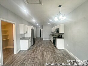 7550 Oak Chase in San Antonio, TX - Building Photo - Building Photo