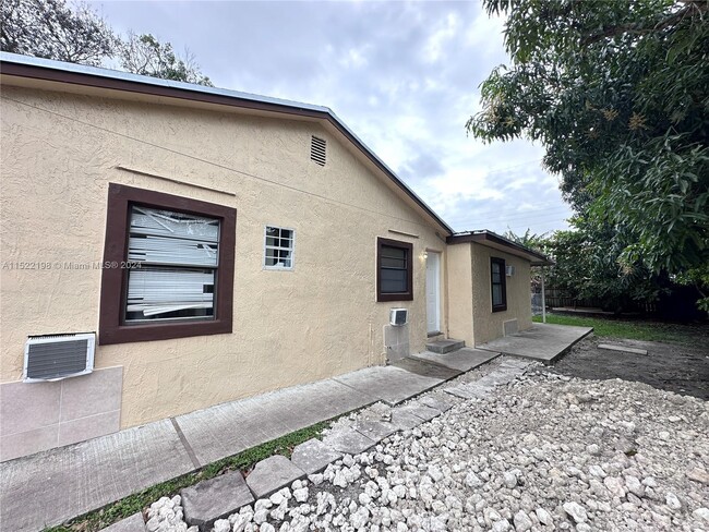 1376 NW 103rd St, Unit 2 in Miami, FL - Building Photo - Building Photo
