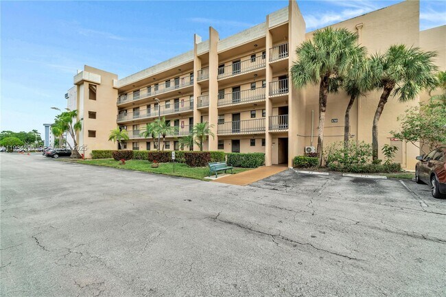 4760 Lucerne Lakes Blvd W in Greenacres, FL - Foto de edificio - Building Photo