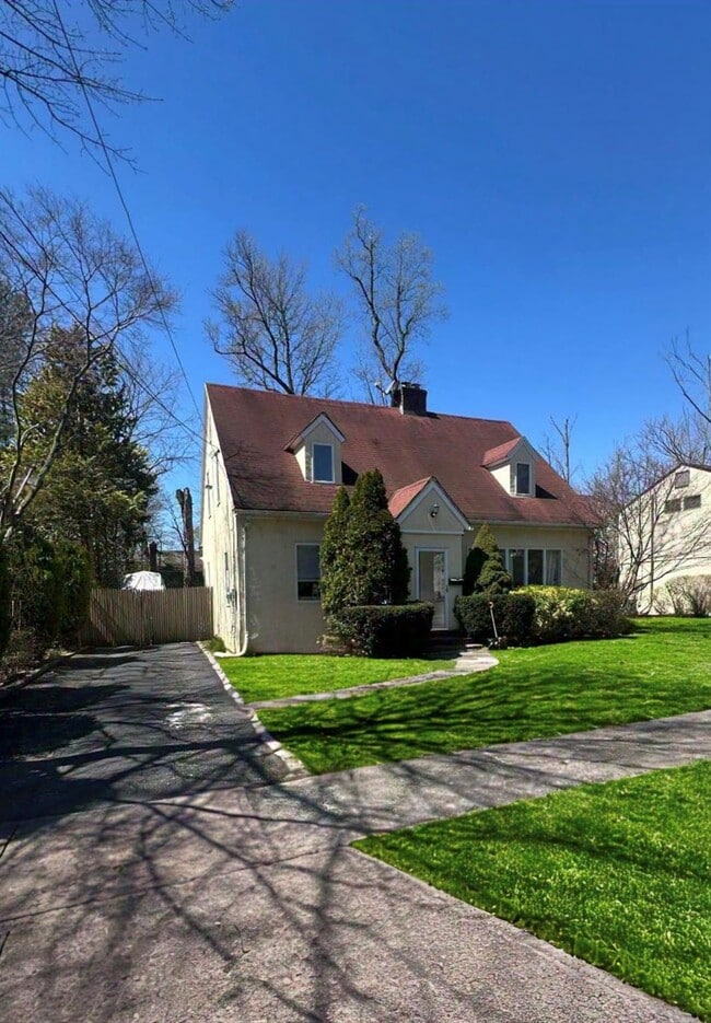 18 Burbury Ln in Great Neck, NY - Building Photo - Building Photo