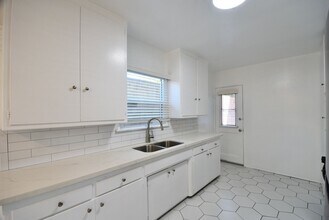 5220 Radford Ave in Los Angeles, CA - Foto de edificio - Building Photo