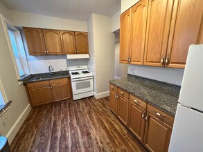 130 Pleasant St, Unit 2R in Brookline, MA - Foto de edificio - Building Photo