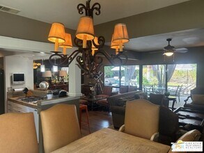 587 N Saturmino Dr in Palm Springs, CA - Foto de edificio - Building Photo