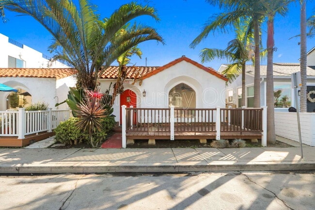 5768 Campo Walk in Long Beach, CA - Building Photo - Building Photo