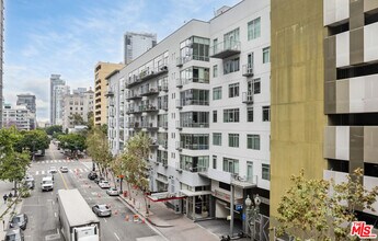 645 W 9th St in Los Angeles, CA - Foto de edificio - Building Photo