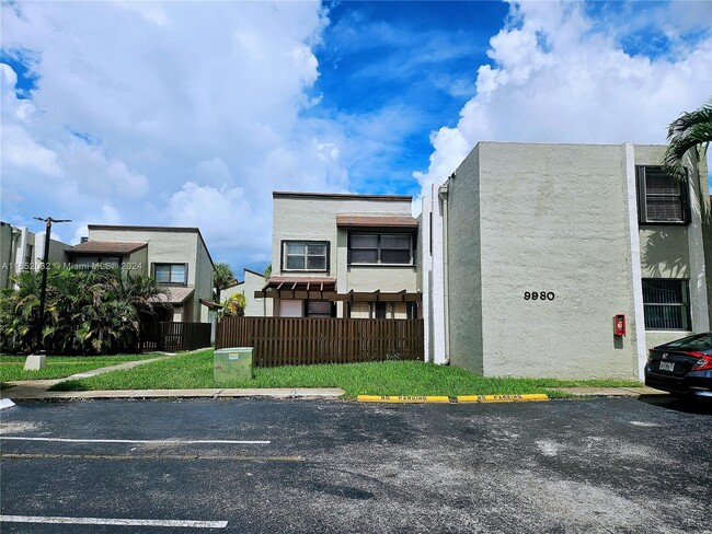 9980 NW 9th Street Cir in Miami, FL - Building Photo - Building Photo